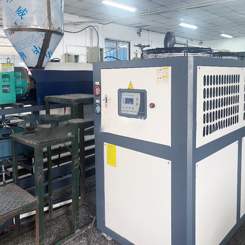 How can the flexible transformation of plastic machinery and equipment production lines meet the needs of personalized customized production?