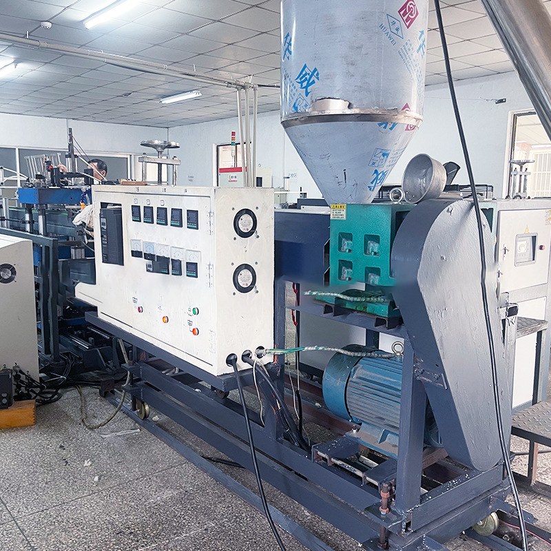 Can positive and negative pressure molding machines support a variety of plastic sheet materials?